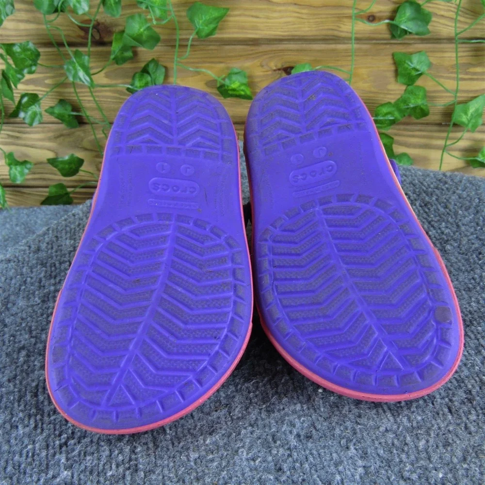 CROCS clog girl